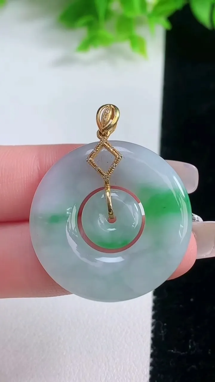 天然A货翡翠母子平安扣吊坠，尺寸30.8-4，重量:8.32g
1月19日