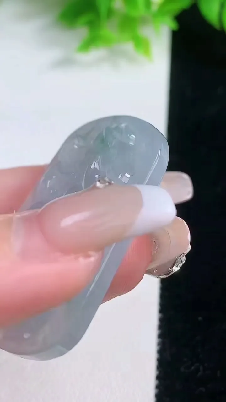 天然A货翡翠冰种飘花生肖马吊坠，尺寸46.3-33-6.4，重量:20.96g
1月19日