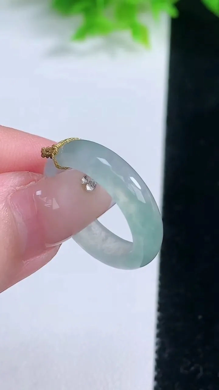 天然A货翡翠指环戒指，尺寸18-5.6-3，重量:2.94g2026年1月19日
工厂直销收藏佳品,种好水足，色泽均匀，有种有色，上手高大气！