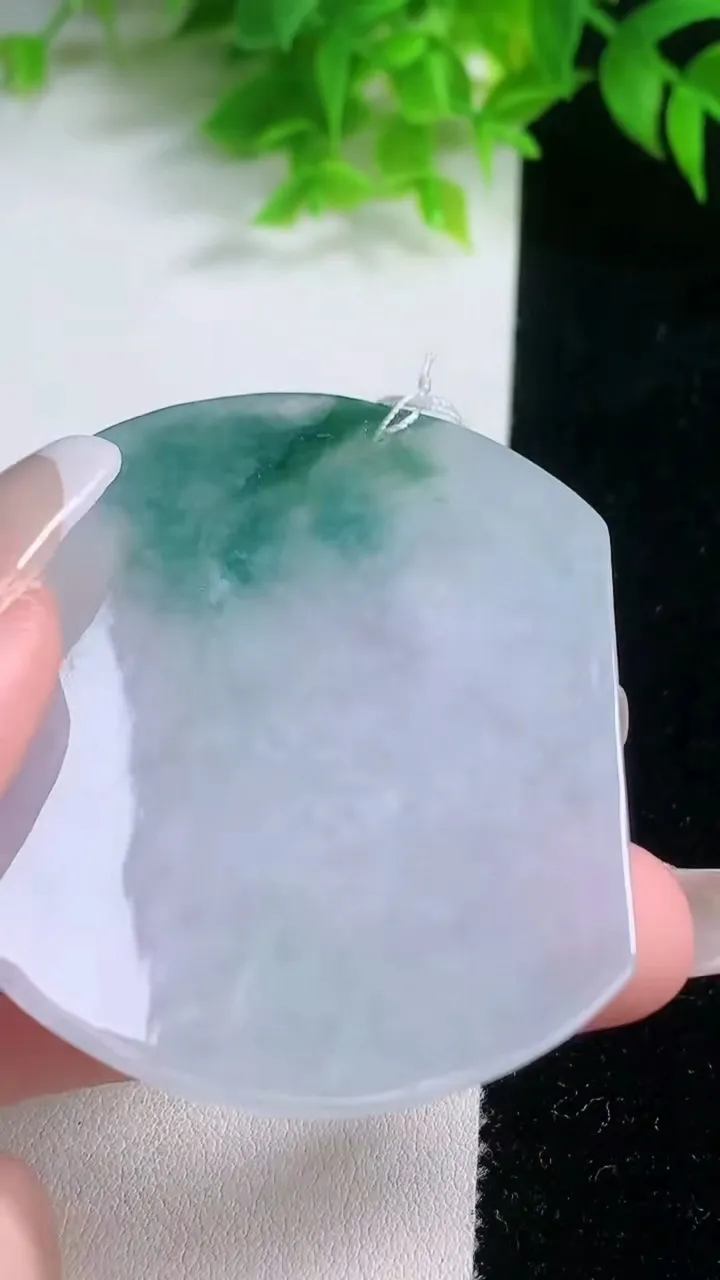 天然A货翡翠冰种飘花生肖马吊坠，尺寸56-46.4-5.5，重量:31.63g
1月19日