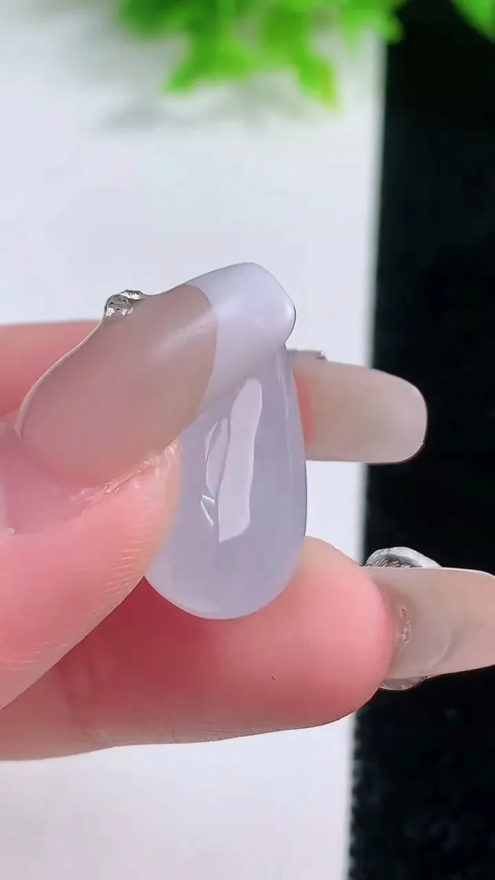 天然A货翡翠水滴吊坠，尺寸22.6-12.3-9.6，重量4.42g
1月19日