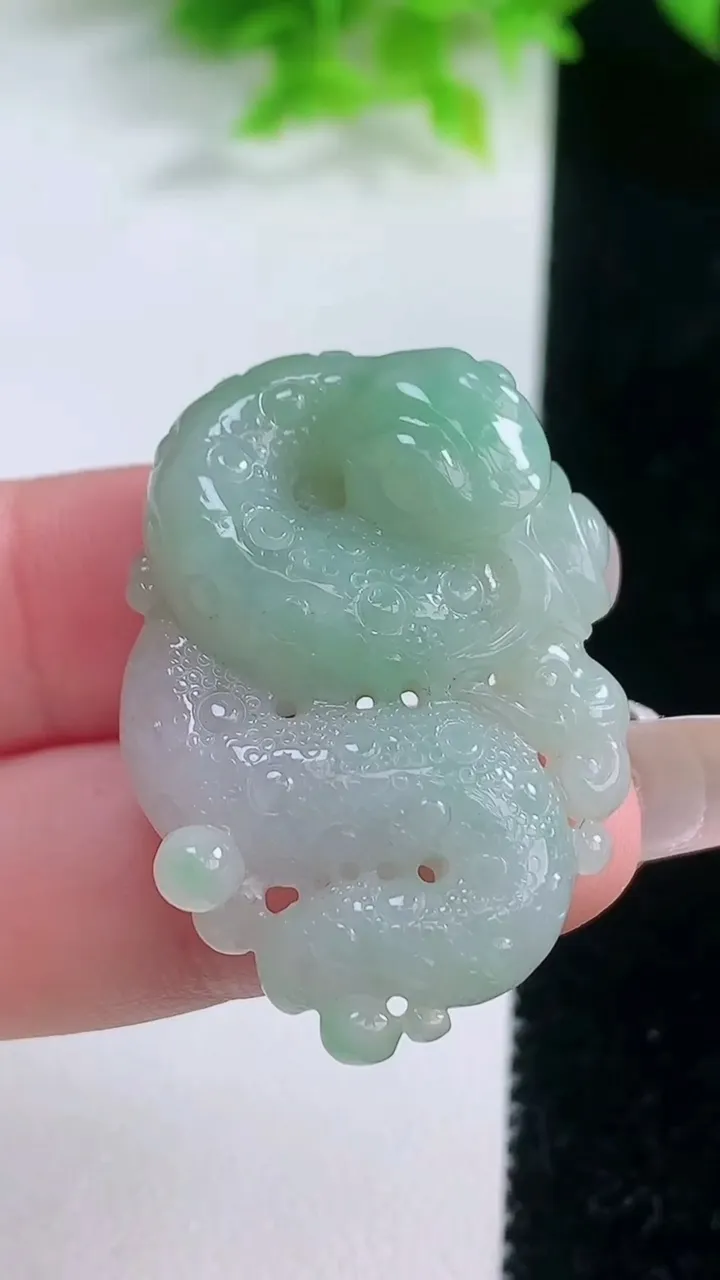 天然A货翡翠生肖蛇吊坠，尺寸36.6-26-10.4，重量:14.40g
1月19日