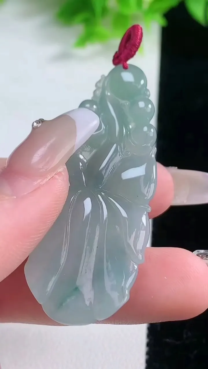 天然A货翡翠莲蓬吊坠，尺寸53.5-21.8-6.4，重量:11.83g
1月19日