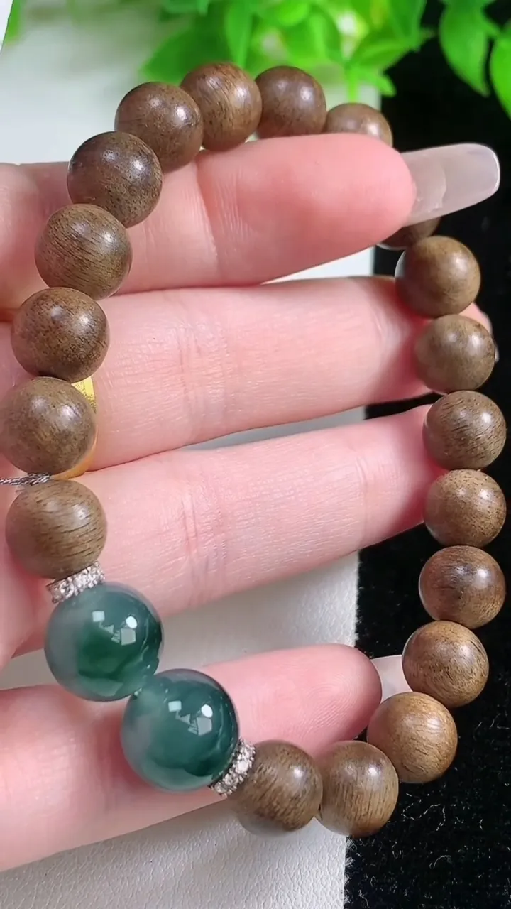 天然A货翡翠种飘花圆珠手串，尺寸11.3，重量:13.03g1月19日
工厂直销收藏佳品,种好水足，色泽均匀，有种有色，上手高大气！