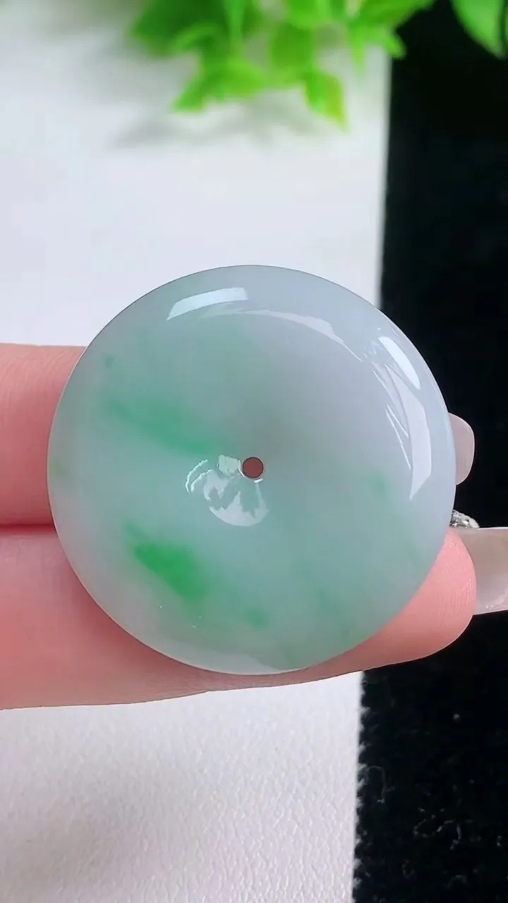 天然A货翡翠平安扣吊坠，尺寸33-6，重量:14.33g
1月19日