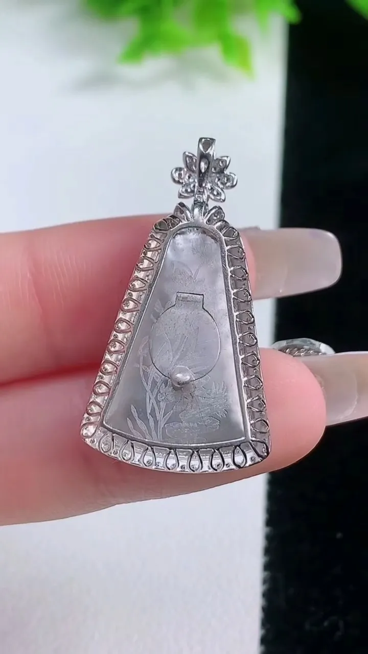 天然A货翡翠节节高升 竹节吊坠，尺寸33.5-18.6-7.5，裸石22.6-16.5重量:5.50g
1月19日