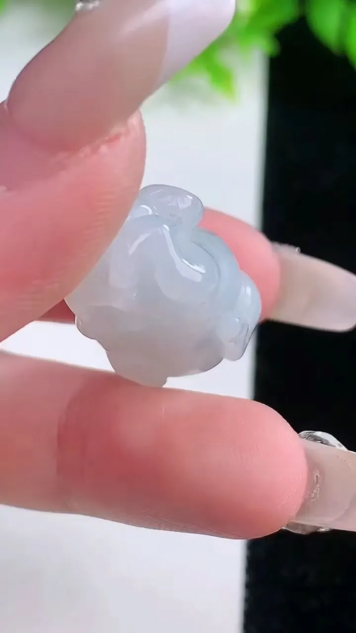 天然A货翡翠生肖牛吊坠，尺寸27.6-16.2-12，重量:10.40g
1月19日