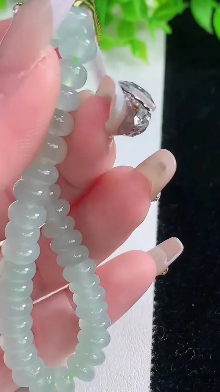 天然A货翡翠算盘珠手串，尺寸7.3-4-42颗，重量:17.87g1月19日
工厂直销收藏佳品,种好水足，色泽均匀，有种有色，上手高大气！