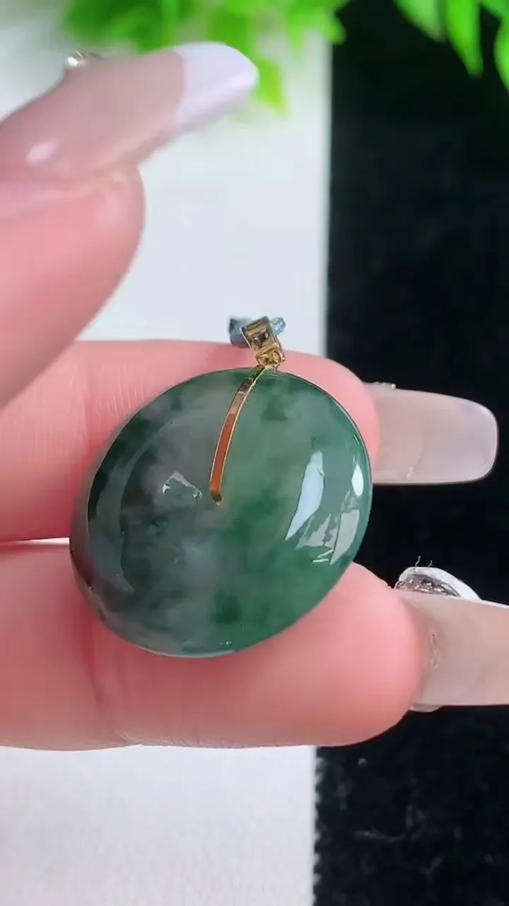 天然A货翡翠种飘花平安扣吊坠，尺寸23-6，重量:6.68g
1月19日