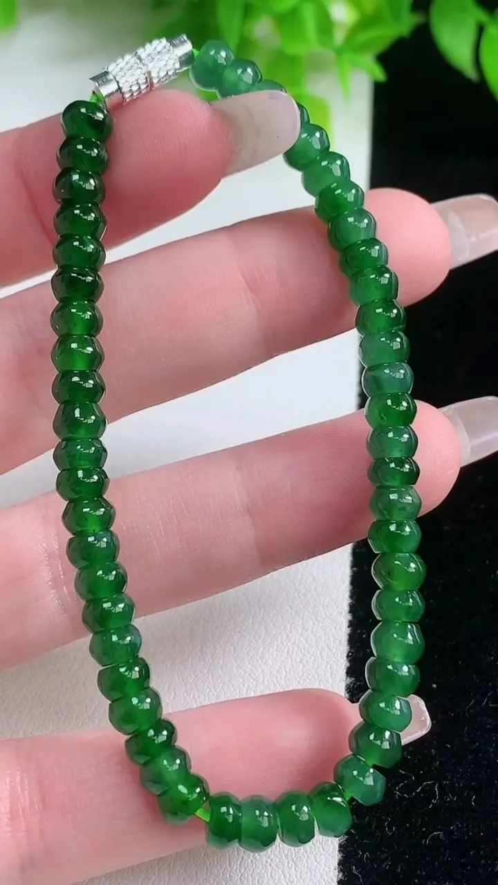 天然A货翡翠算盘珠手串，尺寸5.4-4.3-51颗，重量:11.03g1月19日
工厂直销收藏佳品,