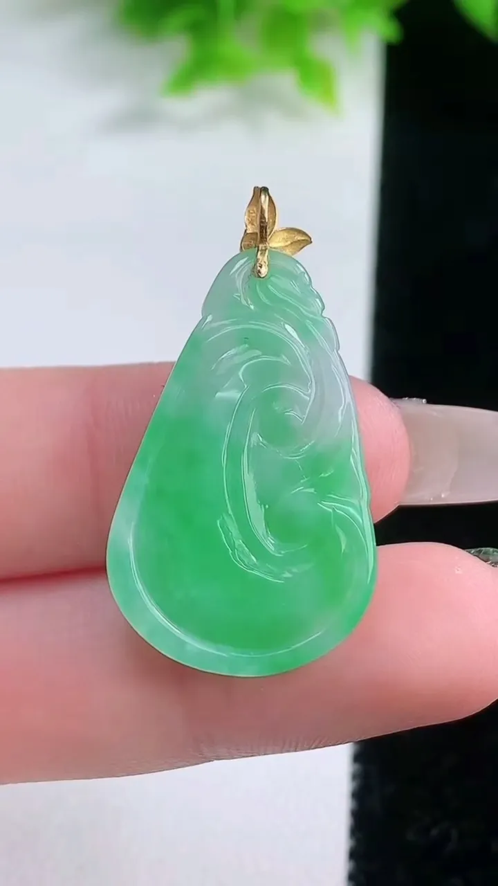 天然A货翡翠如意吊坠，尺寸29-18.8-4.3，重量:4.00g
1月19日