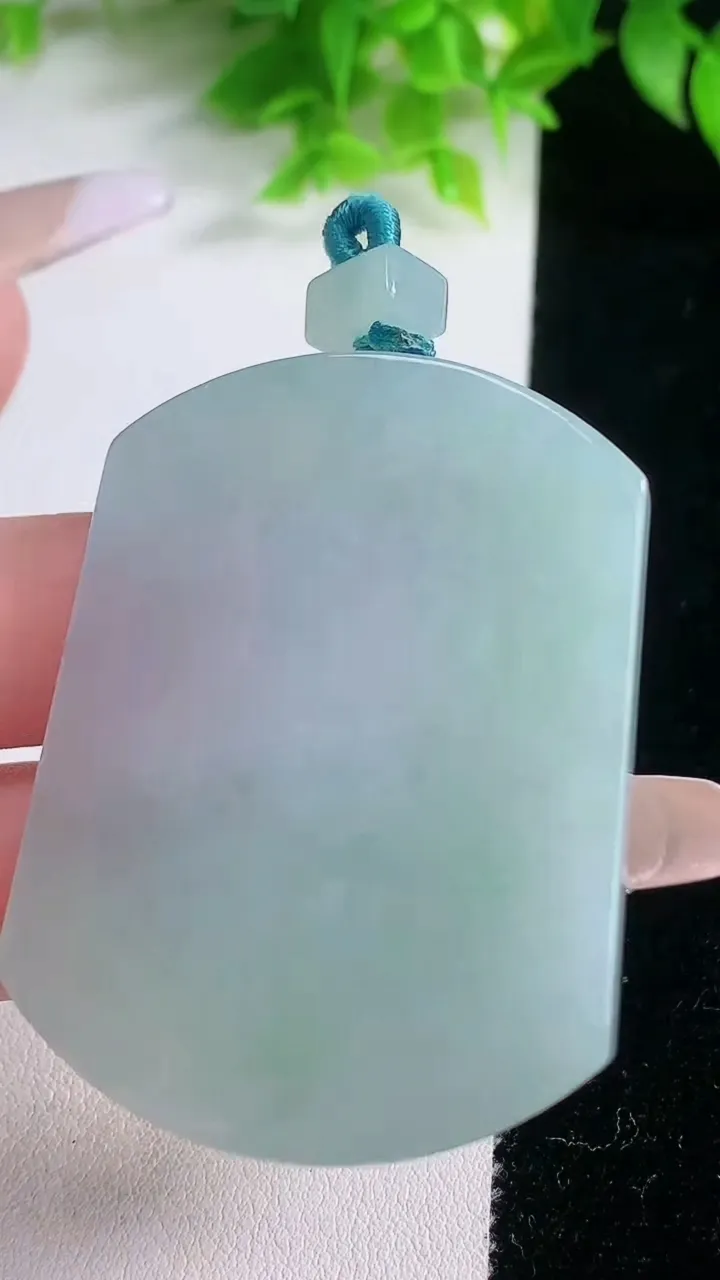 天然A货翡翠无事牌吊坠，尺寸52-38.8-5.5，重量:34.06g
1月19日