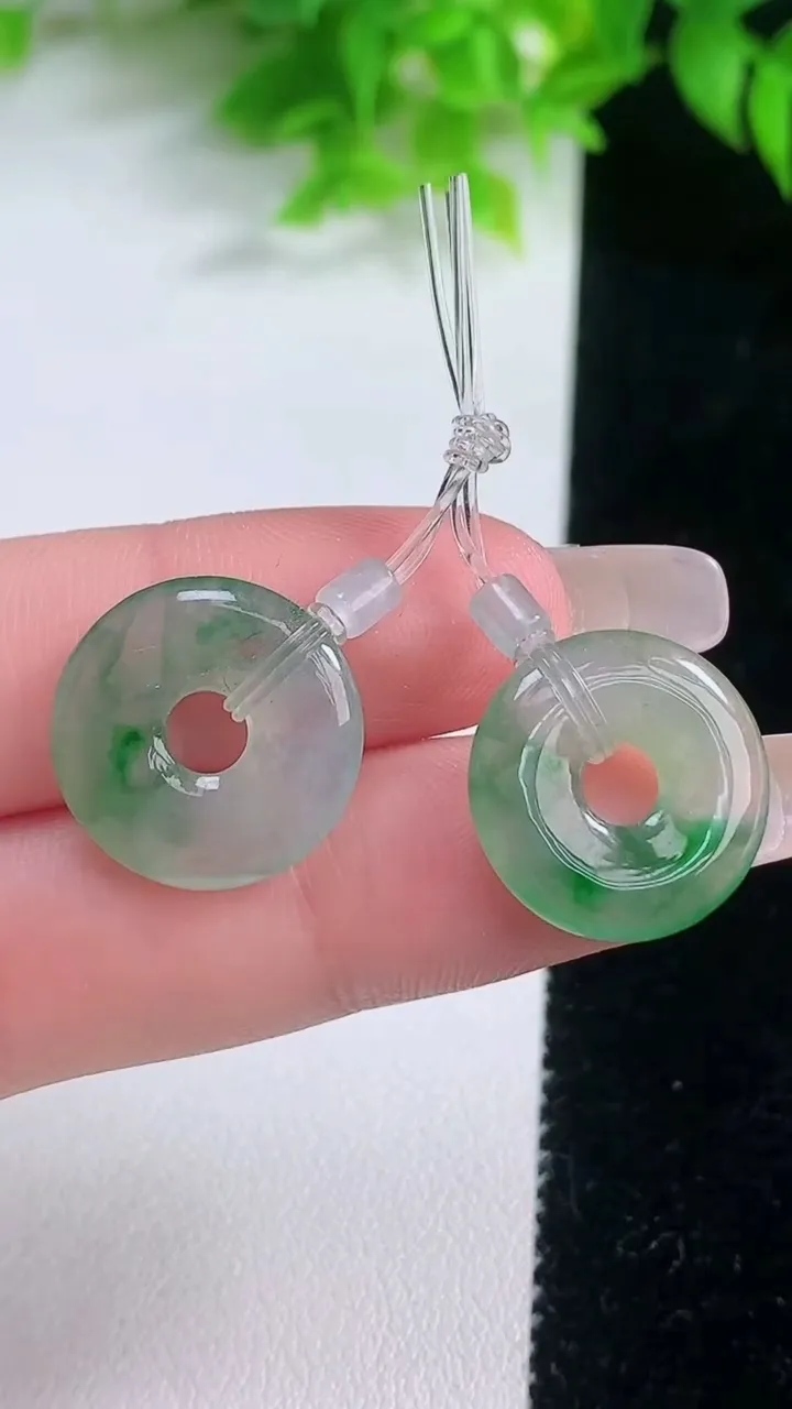 天然A货翡翠平安环吊坠一对，尺寸17-2.9，重量:4.30g
1月19日