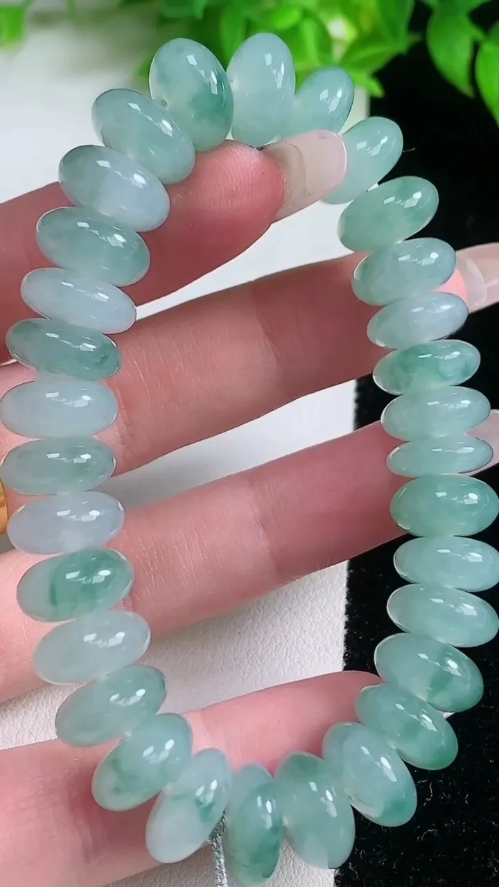 天然A货翡翠种飘花算盘珠手串，尺寸11.8-6.3-32颗，重量:47.56g1月19日
工厂直销收