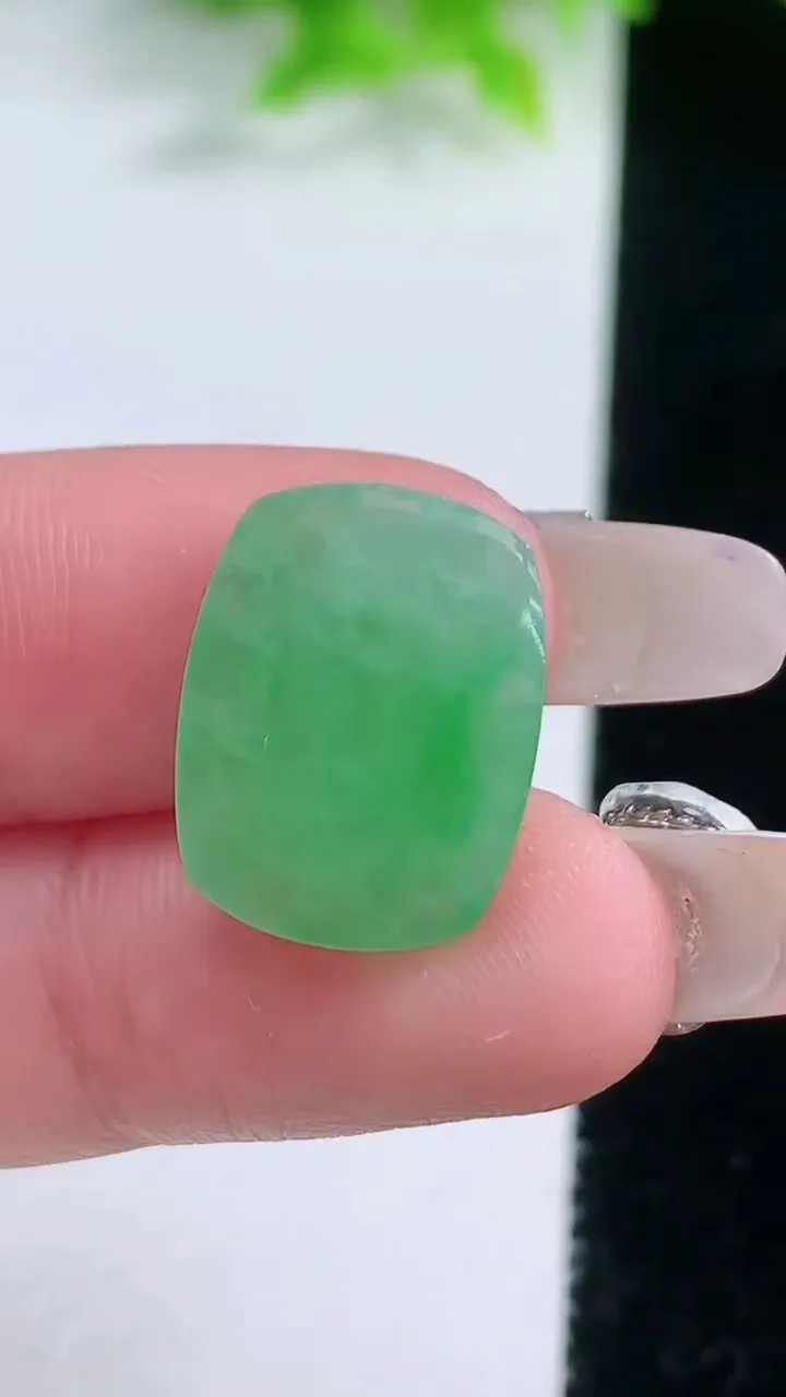 天然A货翡翠马鞍戒面，尺寸17.4-13.4-4.2，重量:3.20g
1月19日