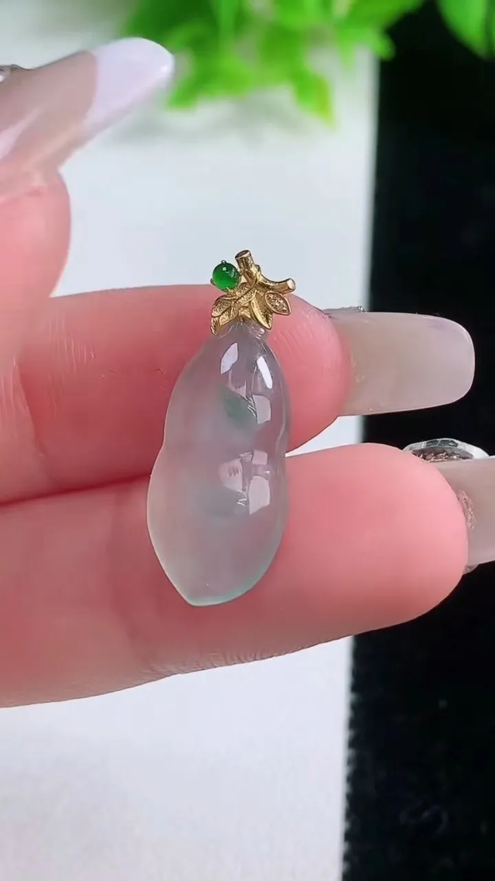 天然A货翡翠种飘花福豆吊坠，尺寸19.4-10-3.6，重量:1.44g
1月19日