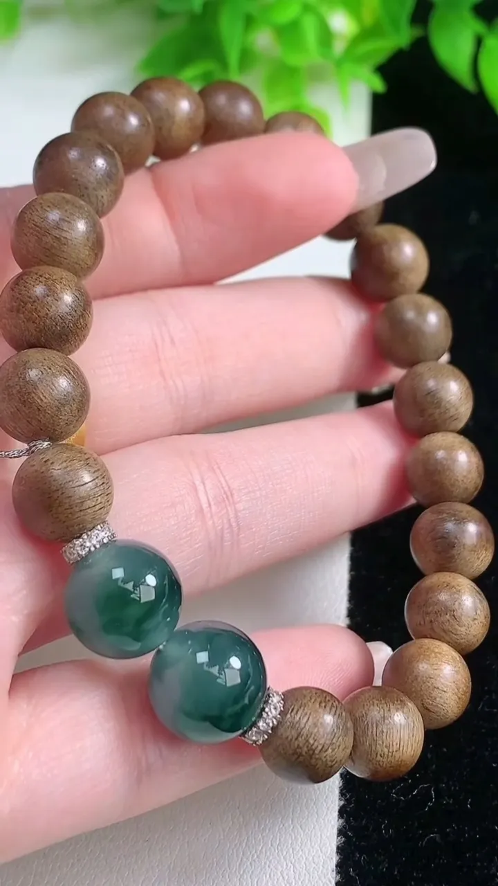 天然A货翡翠种飘花圆珠手串，尺寸11.3，重量:13.03g1月19日
工厂直销收藏佳品,种好水足，色泽均匀，有种有色，上手高大气！