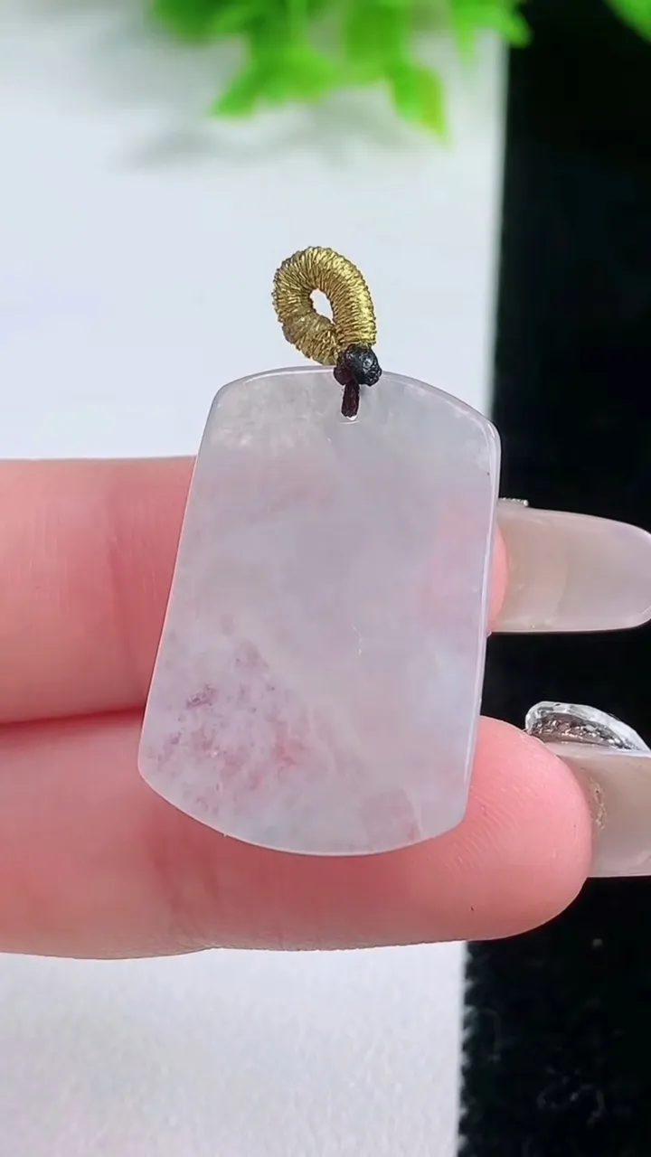 天然A货翡翠冰种飘花生肖马吊坠，尺寸27.4-17.8-4.8，重量:4.49g
1月19日