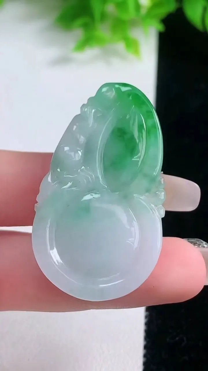 天然A货翡翠葫芦吊坠，尺寸43-25-6，重量:12.80g
1月19日