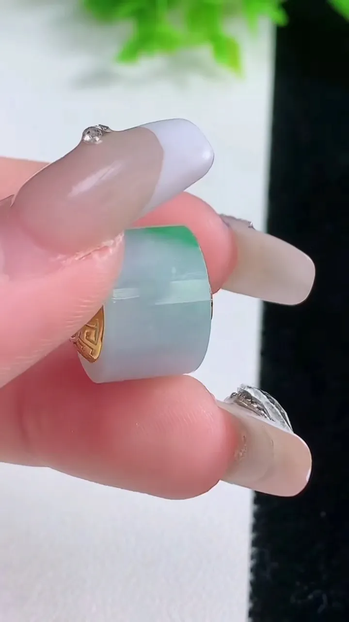 天然A货翡翠路路通吊坠，尺寸13.8-15.3，重量:5.87g
1月19日