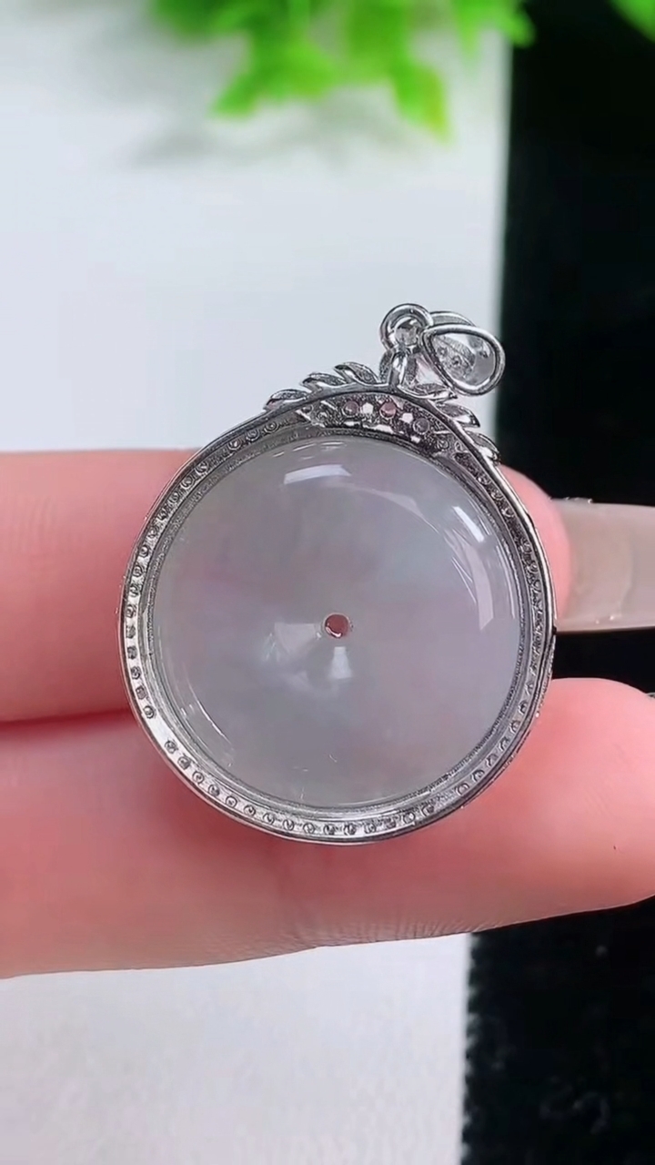 天然A货翡翠种白冰平安扣吊坠，尺寸31.8-23.5-5.9，裸石21重量:6.55g
1月19日