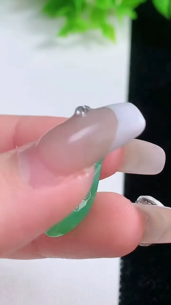 天然A货翡翠福瓜吊坠，尺寸24-12.5-6.7，重量:3.47g
1月19日