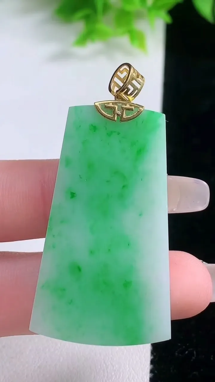 天然A货翡翠无事牌吊坠，尺寸44.2-25.3-3.1，重量:9.40g
1月19日