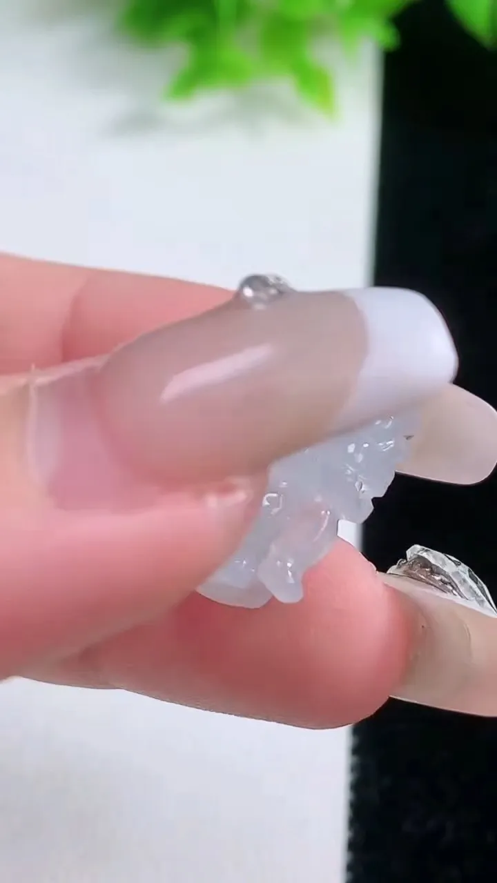 天然A货翡翠麒麟吊坠，尺寸24.6-14.6-5.2，重量:4.43g
1月19日