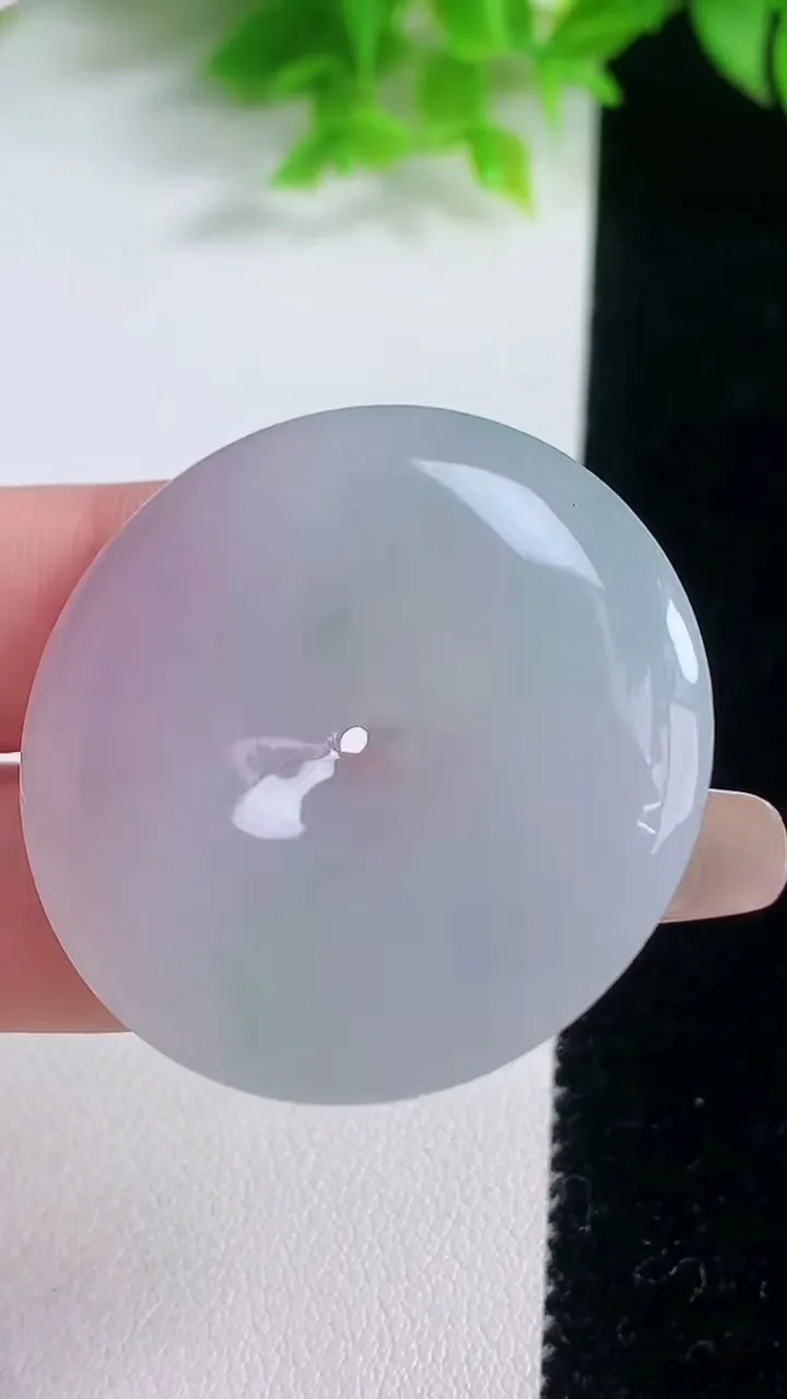 天然A货翡翠平安扣吊坠，尺寸38.6-6，重量:18.30g
1月19日