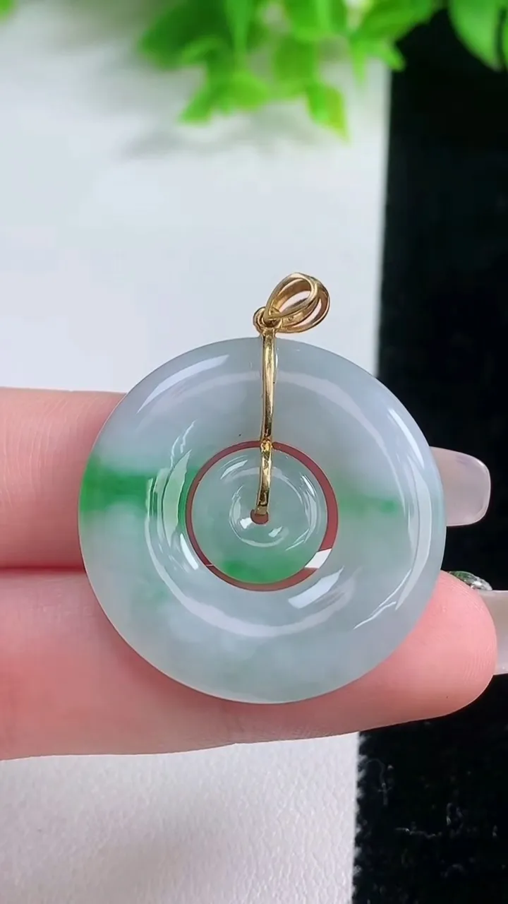 天然A货翡翠母子平安扣吊坠，尺寸30.8-4，重量:8.32g
1月19日