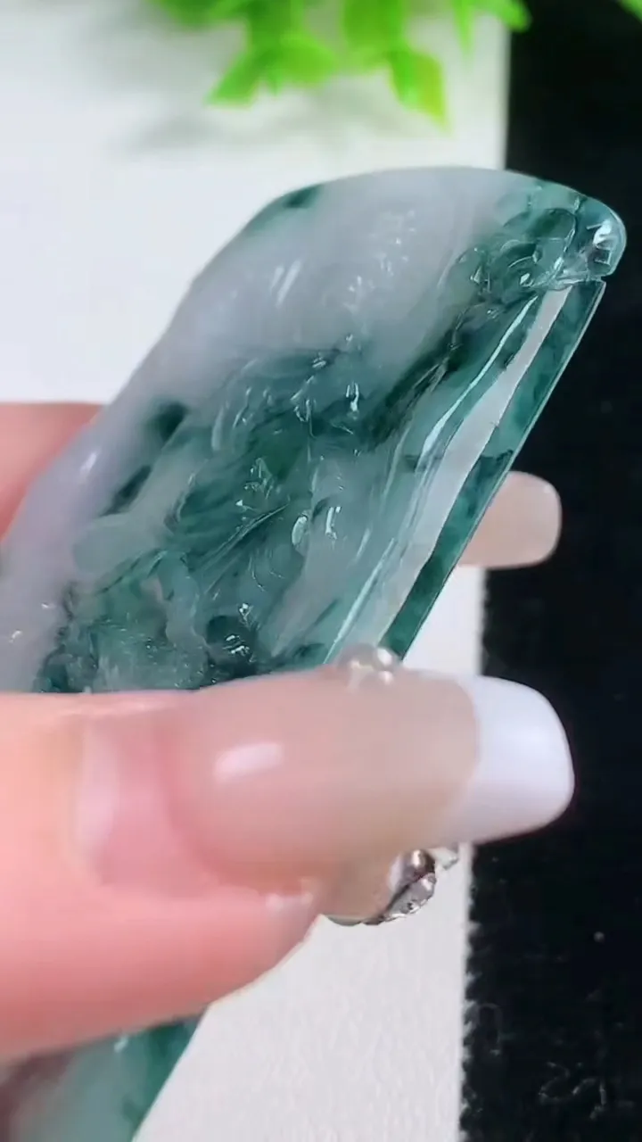 天然A货翡翠飘花御龙观音菩萨吊坠，尺寸72-43.7-4.3，重量:39.30g
1月19日