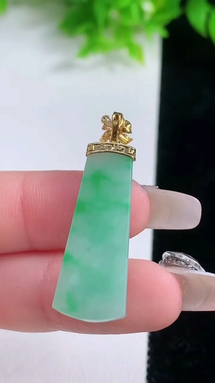 天然A货翡翠无事牌吊坠，尺寸30.3-12-5.8，重量:4.82g
1月19日