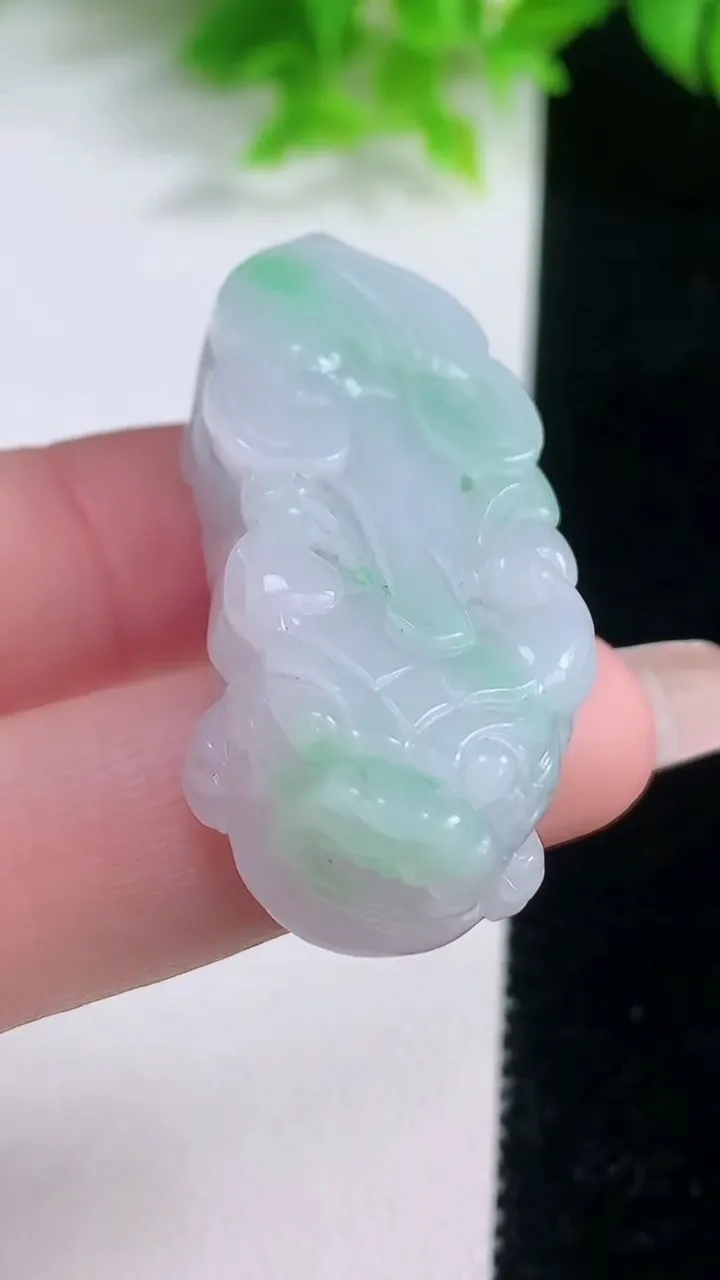 天然A货翡翠貔貅吊坠，尺寸43.5-18.3-12，重量:25.94g
1月19日