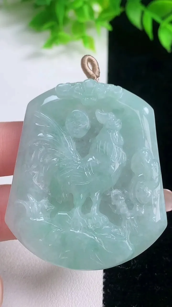 天然A货翡翠生肖鸡吊坠，尺寸52.7-44.7-5.8，重量:27.68g
1月19日