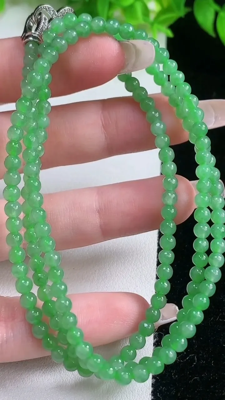 天然A货翡翠小米珠项链，尺寸3.7-166颗，重量:16.63g1月19日
工厂直销收藏佳品,种好水足，色泽均匀，有种有色，上手高大气！