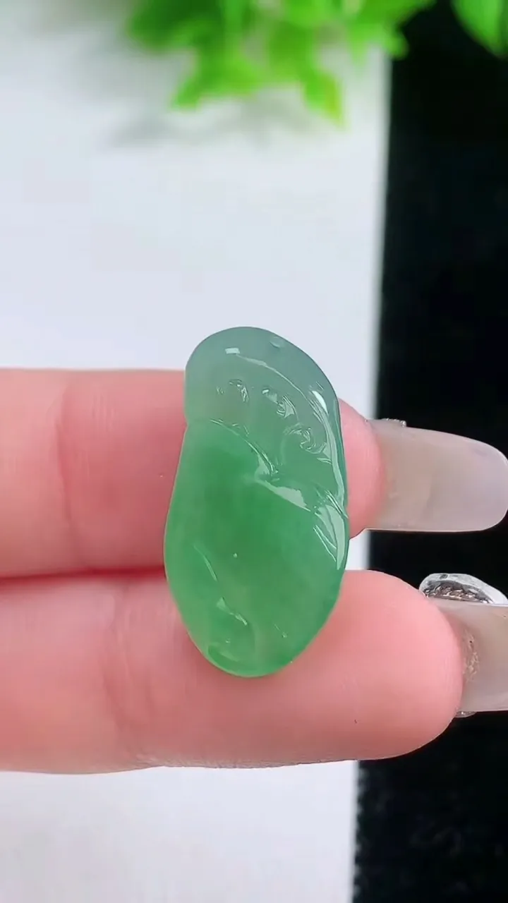 天然A货翡翠福瓜吊坠，尺寸24-12.5-6.7，重量:3.47g
1月19日