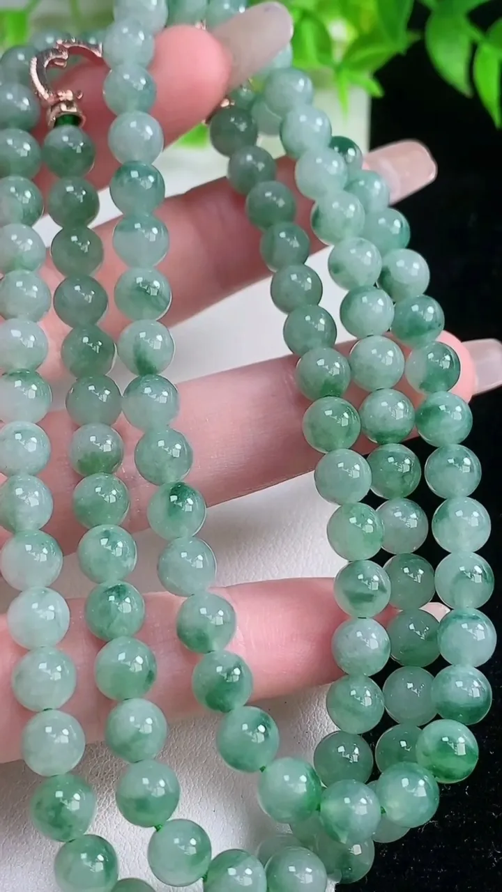 天然A货翡翠冰种飘花圆珠项链，尺寸6.2-108颗，重量:49.93g
1月19日