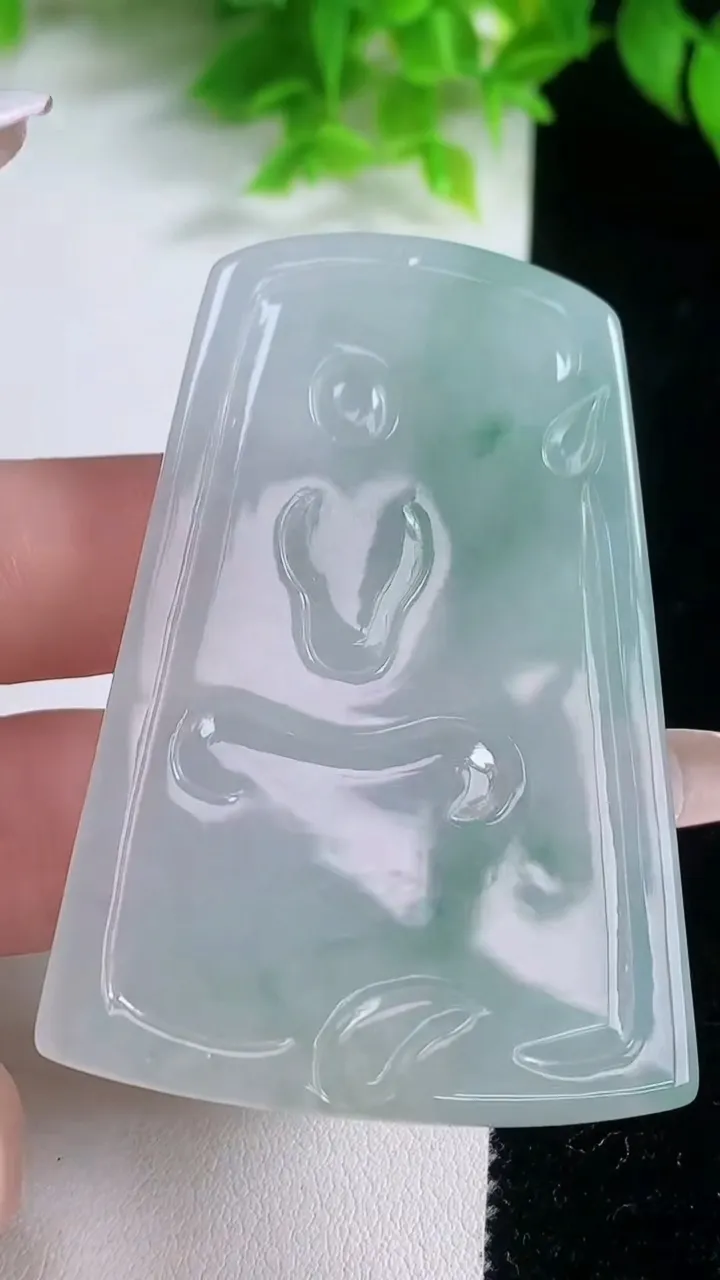 天然A货翡翠虚空藏菩萨吊坠，尺寸62-42.3-4.7，重量:28.10g
1月19日