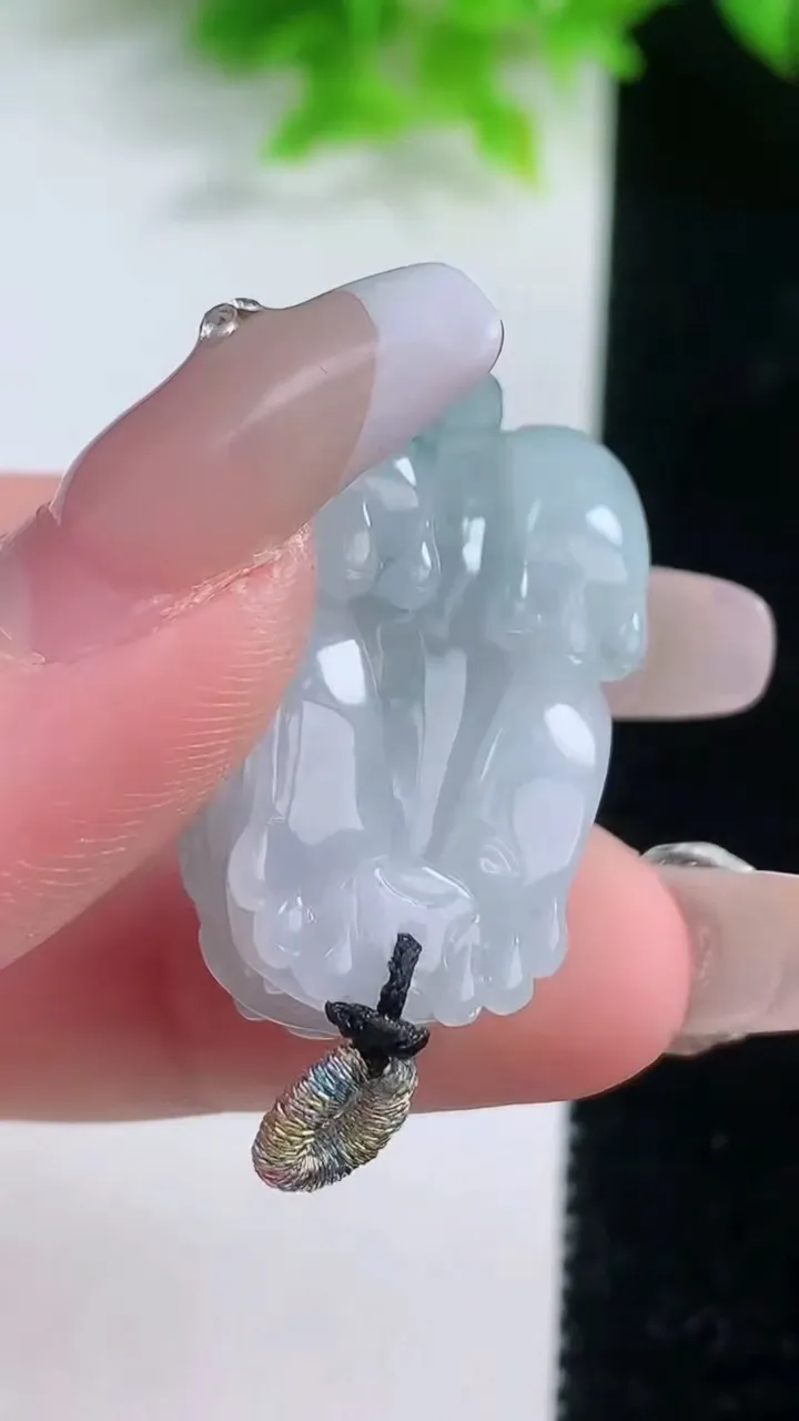 天然A货翡翠飘花貔貅吊坠，尺寸30-18-12.3，重量:14.59g
1月19日