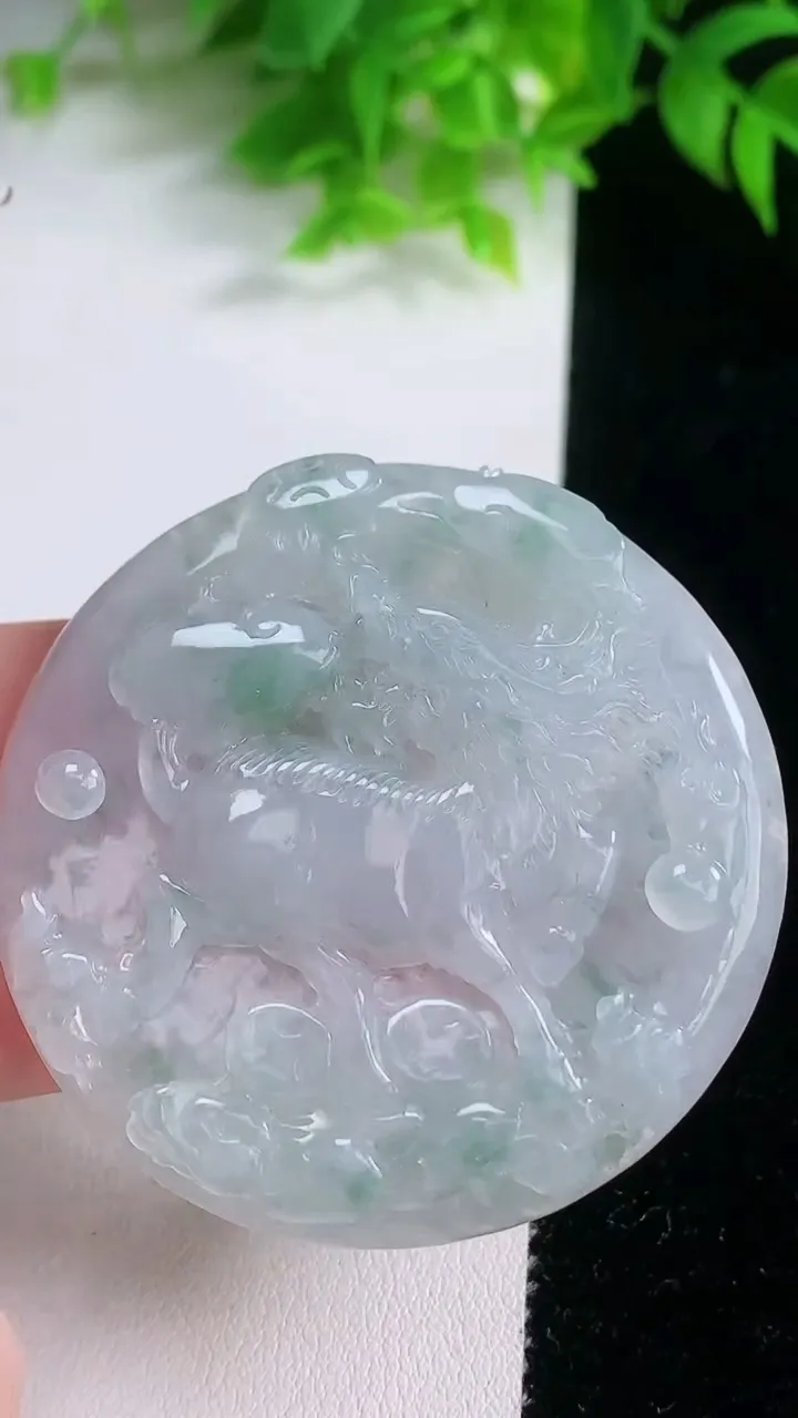 天然A货翡翠冰种飘花龙马精神吊坠，尺寸50.6-5.5，重量:32.17g
1月19日