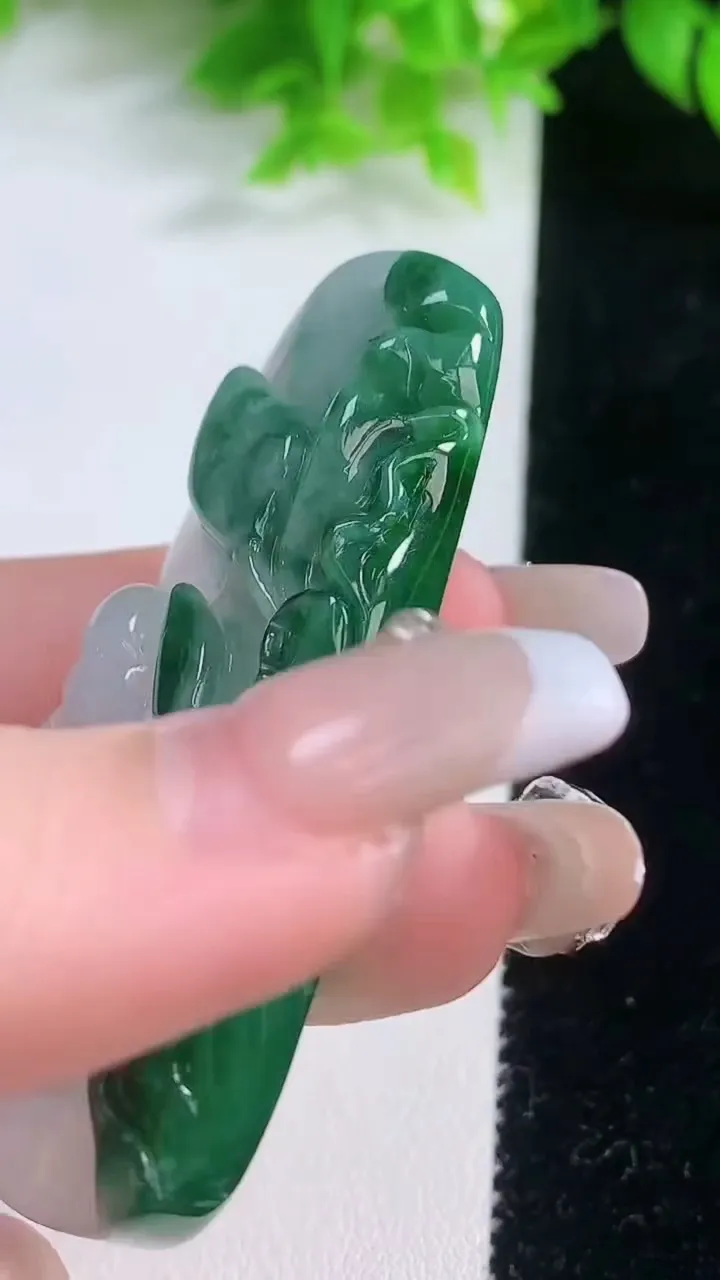 天然A货翡翠逍遥佛吊坠，尺寸61.8-31.5-9，重量:34.69g
1月19日