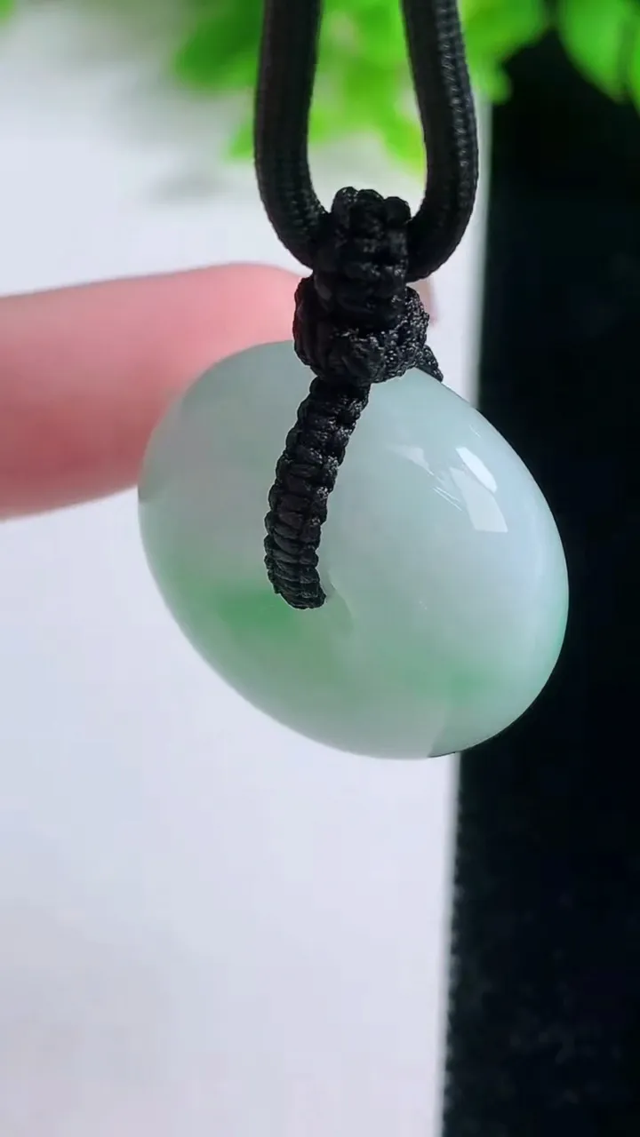 天然A货翡翠平安扣吊坠，尺寸24.6-11.3，重量:18.07g
1月19日