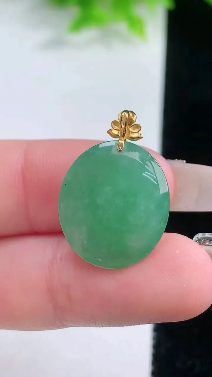 天然A货翡翠蛋面吊坠，尺寸18.5-16-6.7，重量:3.55g
1月19日