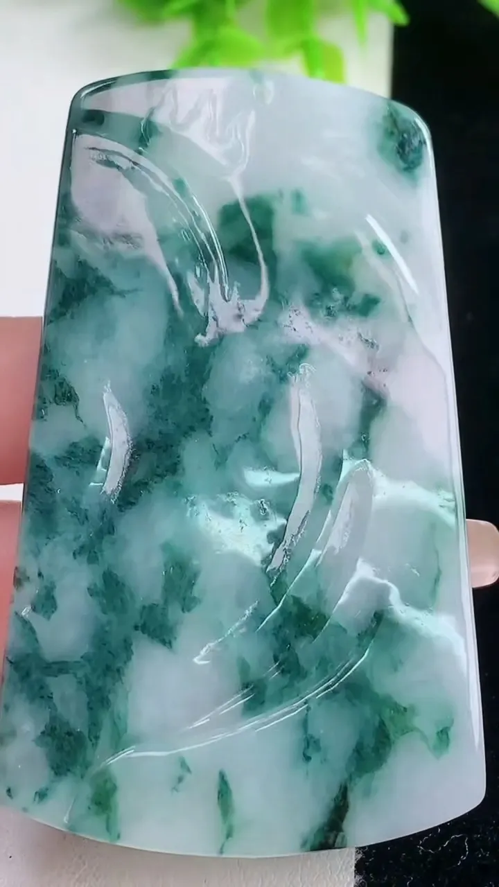 天然A货翡翠飘花御龙观音菩萨吊坠，尺寸72-43.7-4.3，重量:39.30g
1月19日