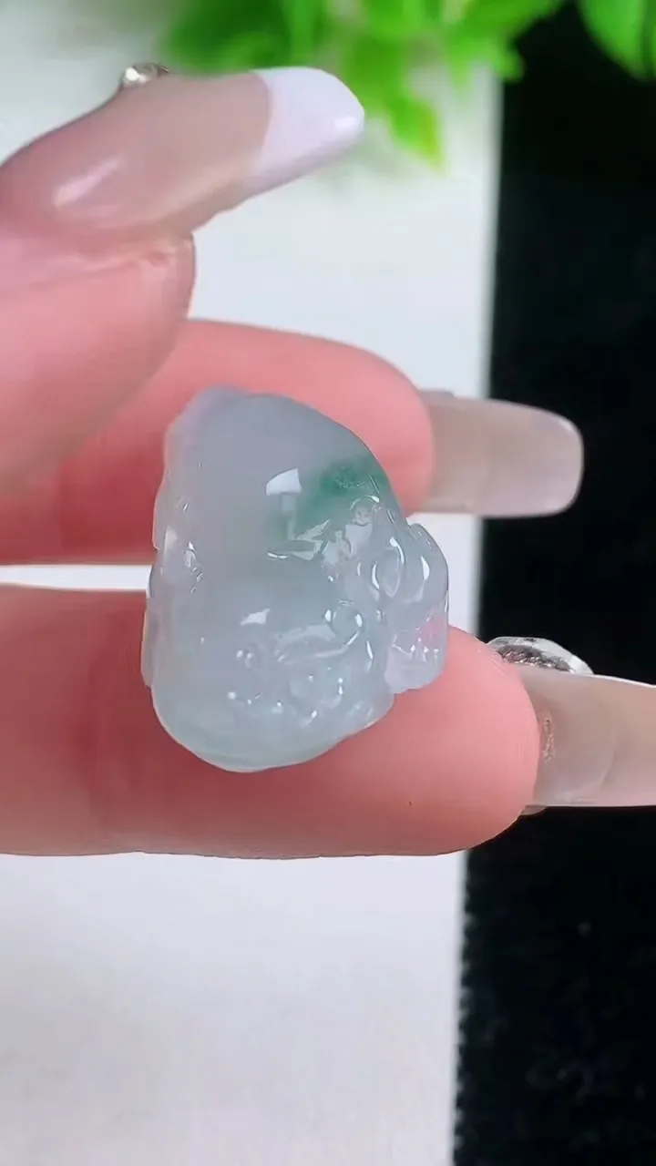 天然A货翡翠冰种飘花金蟾吊坠，尺寸25.8-14.3-9.2，重量:6.56g
1月19日