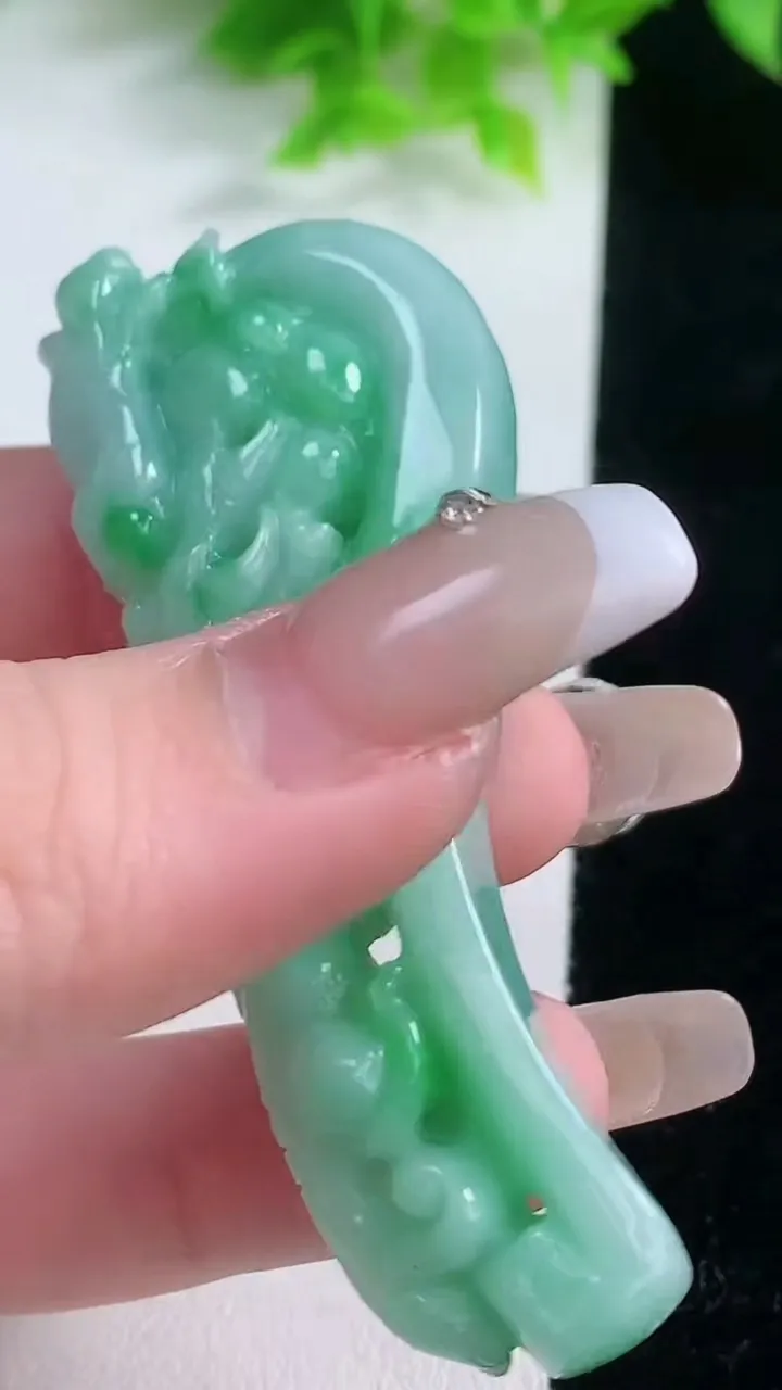 天然A货翡翠貔貅手牌，尺寸68-26-12.7，重量:33.13g
1月19日