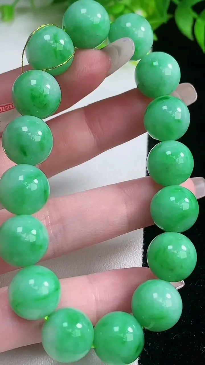 天然A货翡翠圆珠手串，尺寸12.8-16颗，重量:59.52g1月19日
工厂直销收藏佳品,种好水足，色泽均匀，有种有色，上手高大气！