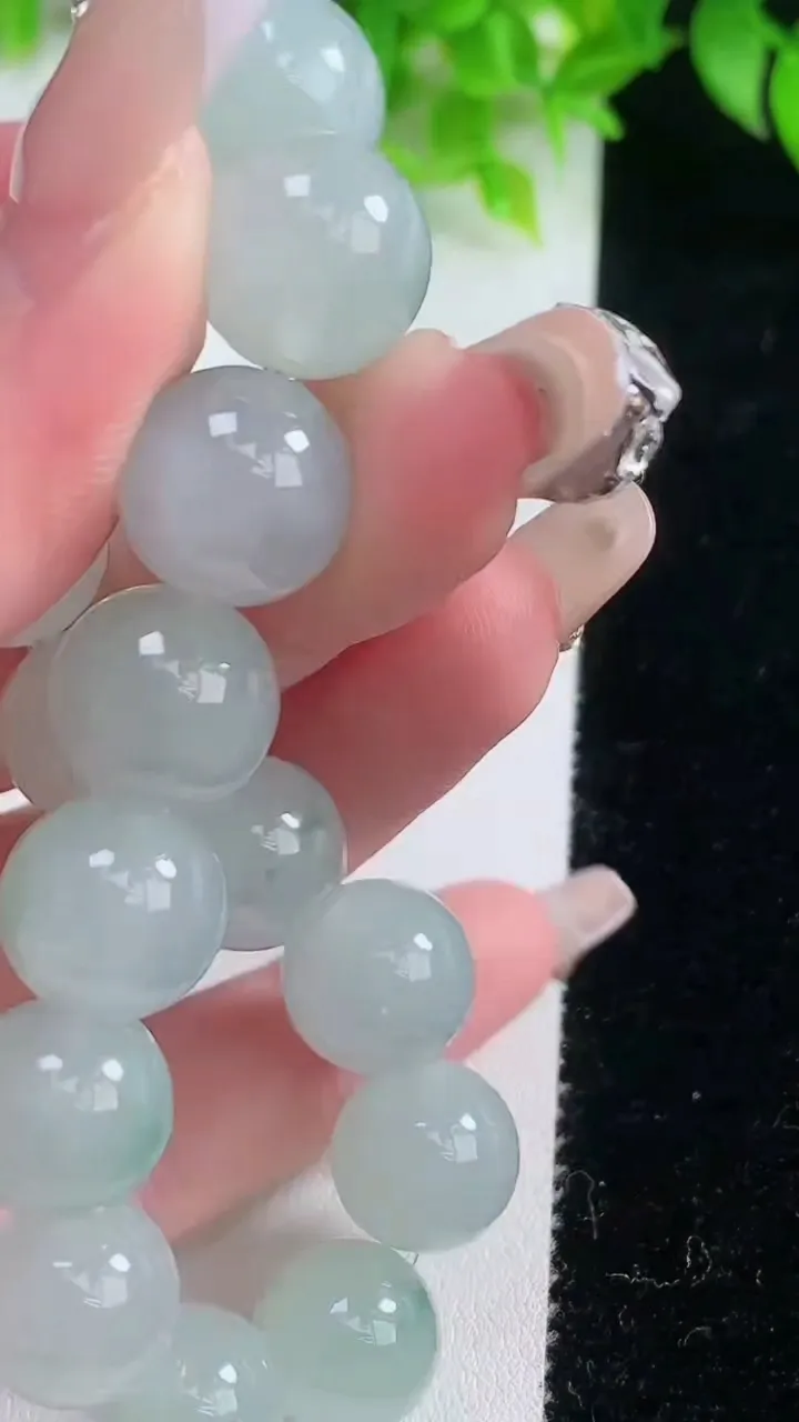 天然A货翡翠种飘花圆珠手串，尺寸12.3-16颗，重量:52.70g1月19日
工厂直销收藏佳品,种好水足，色泽均匀，有种有色，上手高大气！