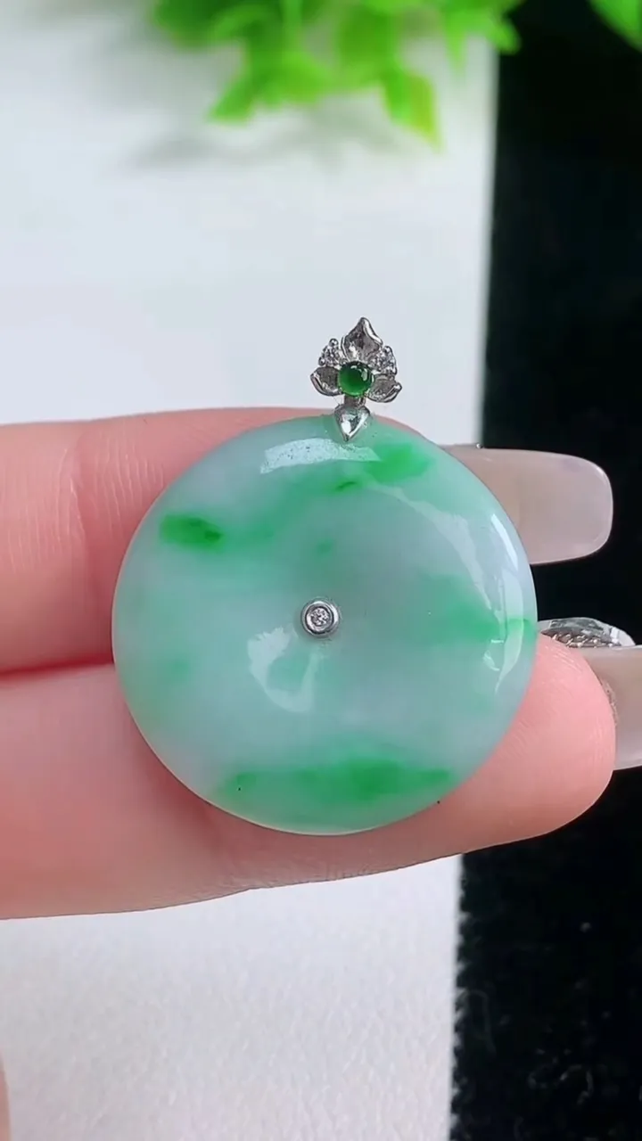 天然A货翡翠平安扣吊坠，尺寸24.8-4，重量:5.89g
1月19日