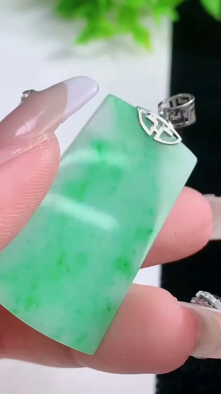 天然A货翡翠无事牌吊坠，尺寸37.6-22.2-2.5，重量:7.34g
1月19日